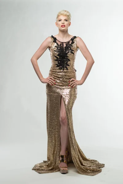 Mulher beleza vestido de moda longa, menina elegante em vestido de ouro — Fotografia de Stock
