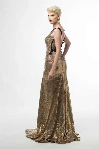 Kadın güzellik uzun Moda Giydirme, altın elbise zarif kız — Stok fotoğraf