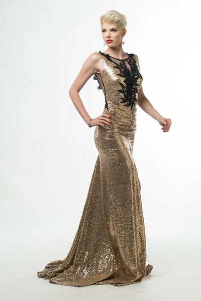 Kvinnan skönhet lång mode klä, Elegant flicka i guld klänning — Stockfoto