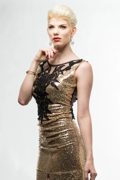 Frau Schönheit lange Mode Kleid, elegantes Mädchen in goldenem Kleid — Stockfoto