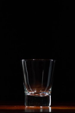 bir siyah boş bardak