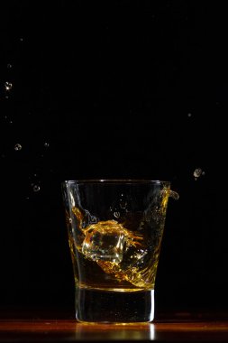 Viski sıçrama siyah cam