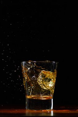Viski sıçrama siyah cam