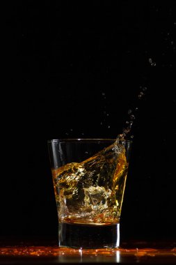 Viski sıçrama siyah cam