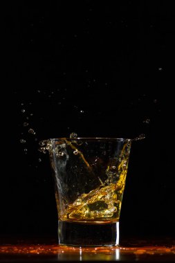 Viski sıçrama siyah cam