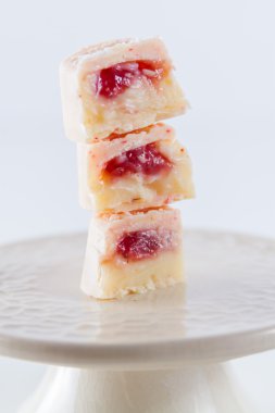 Beyaz arka planda çikolatalı trüf.