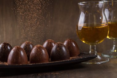 bardak brendi ile çikolata