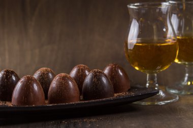 bardak brendi ile çikolata