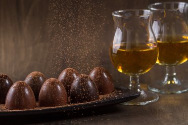 bardak brendi ile çikolata