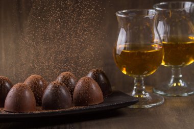 bardak brendi ile çikolata