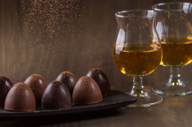 bardak brendi ile çikolata