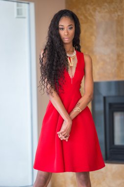 Kırmızılı güzel genç siyah kadın