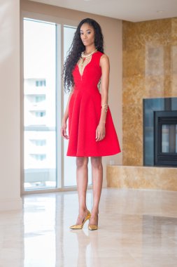 Kırmızılı güzel genç siyah kadın