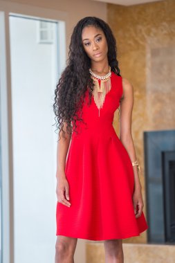 Kırmızılı güzel genç siyah kadın