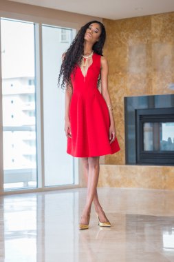 Kırmızılı güzel genç siyah kadın