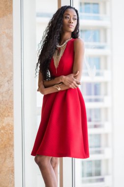 Kırmızılı güzel genç siyah kadın