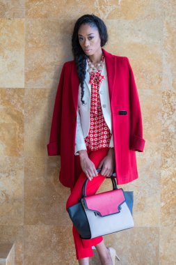 Kırmızılı güzel genç siyah kadın