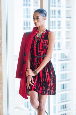 Kırmızılı güzel genç siyah kadın