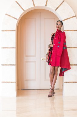 Kırmızılı güzel genç siyah kadın