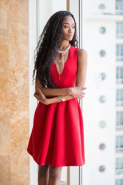 Красивая молодая чернокожая женщина в красном — стоковое фото