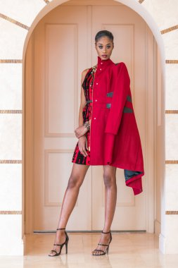 Kırmızılı güzel genç siyah kadın