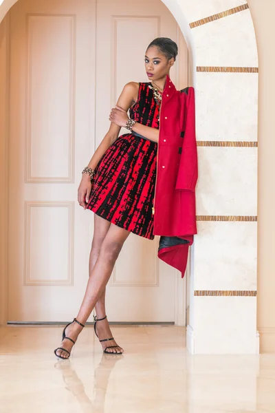 Vacker ung svart kvinna i rött — Stockfoto