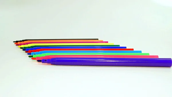 Marcadores multicoloridos no fundo branco — Fotografia de Stock