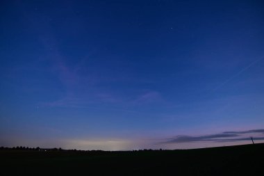 Yıldızlı ve aylı gece gökyüzü