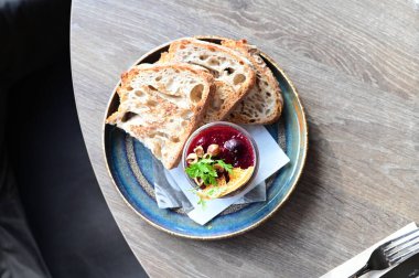Tost ekmeği ile servis edilen foie gras pt yakın plan zengin dokular ve lüks sunum, mutfak, gurme ve iyi yemek projeleri için mükemmel