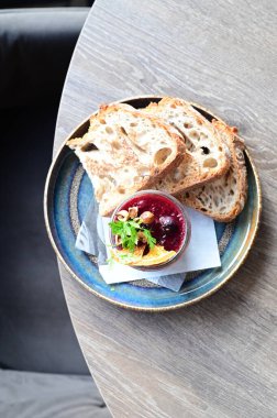 Tost ekmeği ile servis edilen foie gras pt yakın plan zengin dokular ve lüks sunum, mutfak, gurme ve iyi yemek projeleri için mükemmel