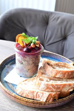 Tost ekmeği ile servis edilen foie gras pt yakın plan zengin dokular ve lüks sunum, mutfak, gurme ve iyi yemek projeleri için mükemmel