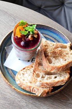 Tost ekmeği ile servis edilen foie gras pt yakın plan zengin dokular ve lüks sunum, mutfak, gurme ve iyi yemek projeleri için mükemmel