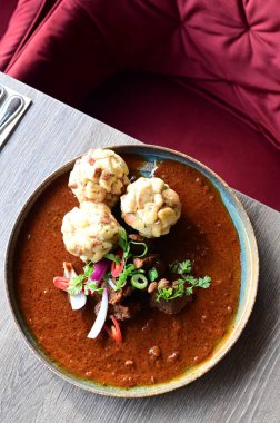 Geleneksel Çek geyik kebabı restoranda servis edilir.