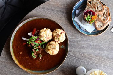 Geleneksel Çek geyik kebabı restoranda servis edilir.