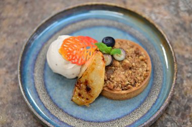 Tahtada krema olan bir tabak krep.