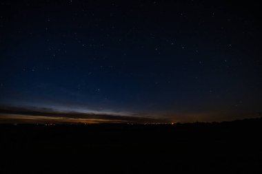 Gece gökyüzünde Samanyolu Galaksisi