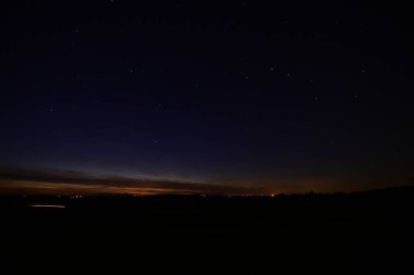 Gece gökyüzü ve ay.