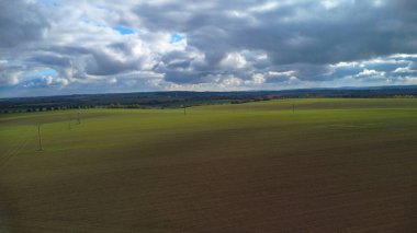 Tarlaları ve tarımsal arazisi olan tarımın havadan görünüşü. Güzel manzara