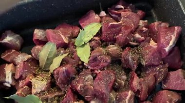 Metal bir tencerede biftek pişirmek..