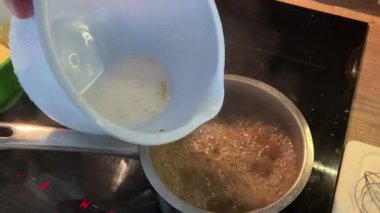 Mutfakta yemek pişirmek. Çorba hazırlıyorum.