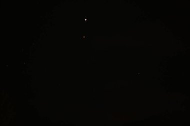 Yıldızlı ve aylı gece gökyüzü