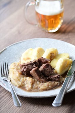 Patates ve sosis, tabakta mantı ve bira.