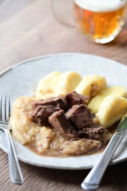 Mantı ve birayla domuz ve patates.