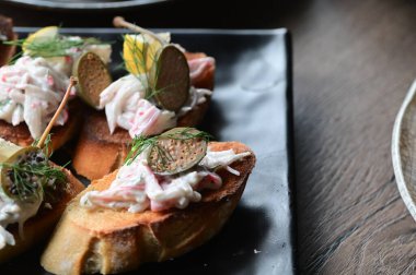 somon ve krem peynirli sandviç