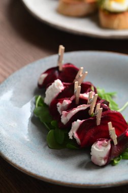 Beyaz tabakta roka, pancar, peynir, ceviz ve peynir ile nefis taze salata. sağlıklı gıda konsepti