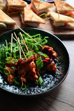 Kızarmış tavuk, sebze ve salata.