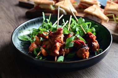 ahşap tahta üzerinde sebze ile lezzetli ızgara tavuk