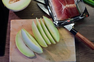 Tahtayı bıçakla keserken taze yeşil kuşkonmaz.