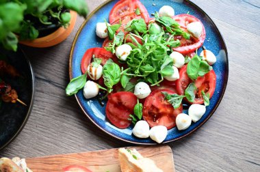 mozzarella, kiraz domates ve fesleğen yapraklı bruschetta..