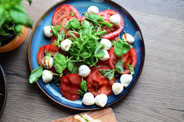 mozzarella ve domatesli bruschetas.